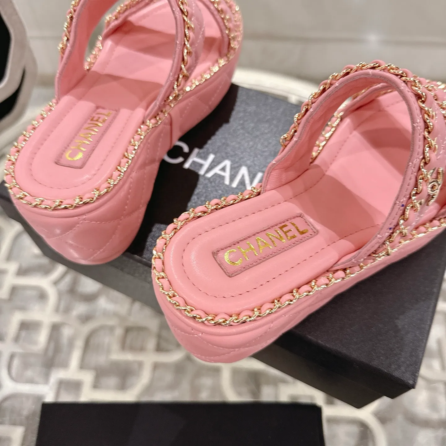 💕💕Factory direct selling price p600💕💕 𝐂𝐇𝐀𝐍𝐄𝐋 | Xiaoxiang 25𝐬𝐬 🦋2025 Spring and Summer New Products Counter Classic Xiaoxiang Double C Diamond Chain Slippers Series New〰 🍬 A must-have in the BS fashion circle The matching will interpret the meticulous, minimalist and classic elements that will never fade away. 💋 Showing a unique dressing style that is too beautiful to say. A must-have for summer... Upper: original high-customized lambskin. Lining: imported mixed sheepskin lining. Outsole: original molded non-slip outsole. Shoe size: 35-39 (34.40.41.42 customization is not returnable).